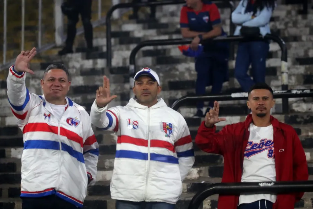 Los hinchas de Fortaleza sufrieron en el Monumental. Foto: Jonnathan Oyarzun/Photosport
