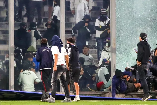 Hinchas de Colo Colo irrumpen el partido de Copa Libertadores contra Fortaleza en el Estadio Monumental (Photosport).