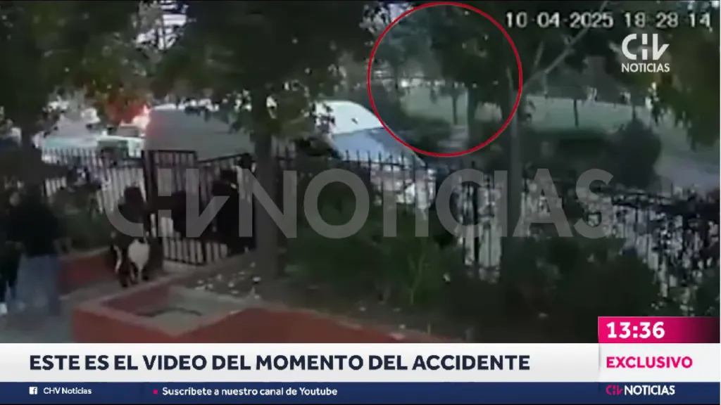 Luego, la primera ambulancia dobla en camino a Benito Rebolledo hacia el oriente.