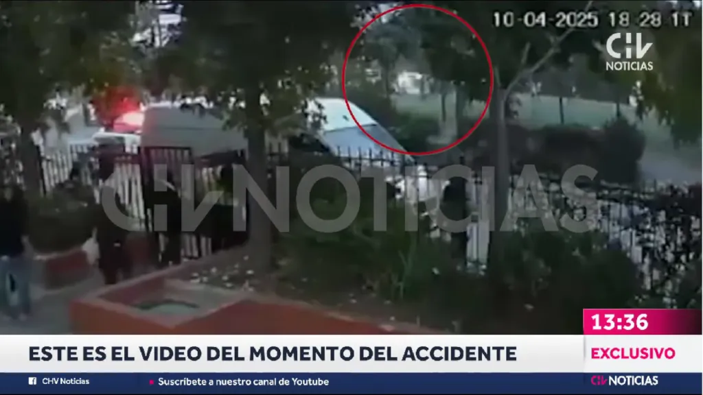 Luego, a las 18:28 aparece la primera ambulancia subiendo por Avenida Marathon.