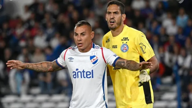 Eduardo Vargas recibe pifias en Nacional de parte de sus hinchas.