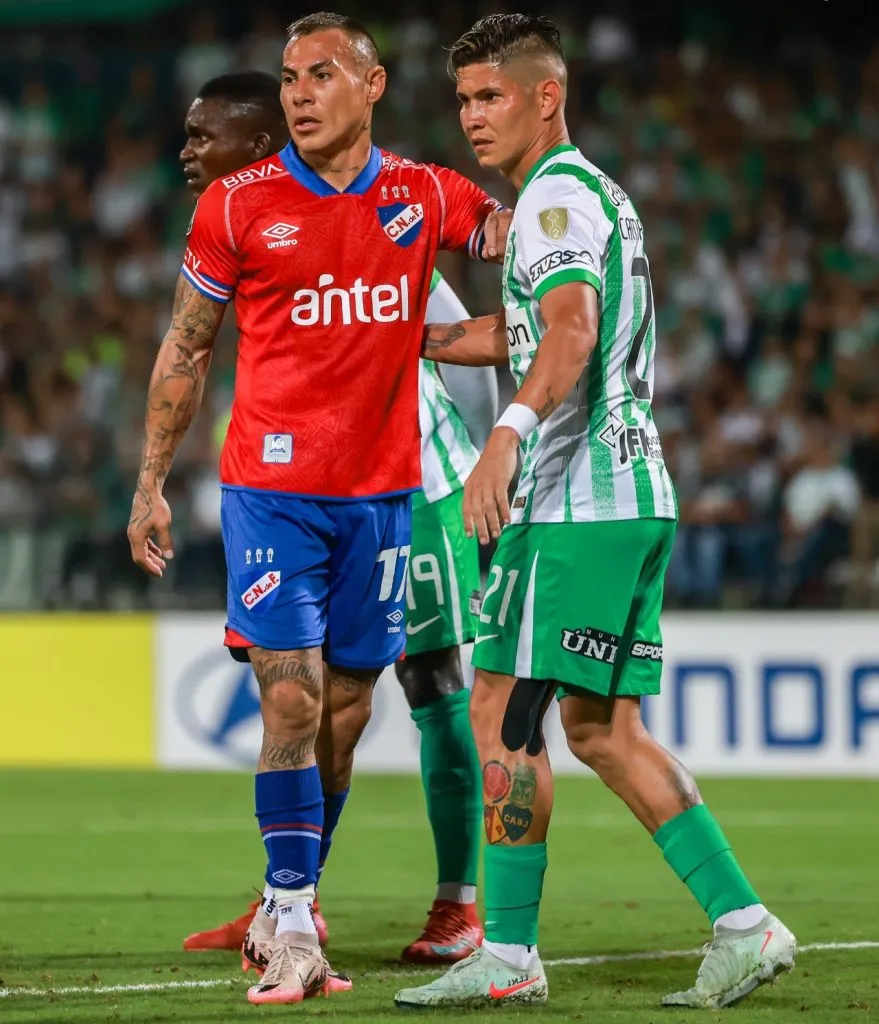 Eduardo Vargas es objeto de pifias en Uruguay (Club Nacional de Football)