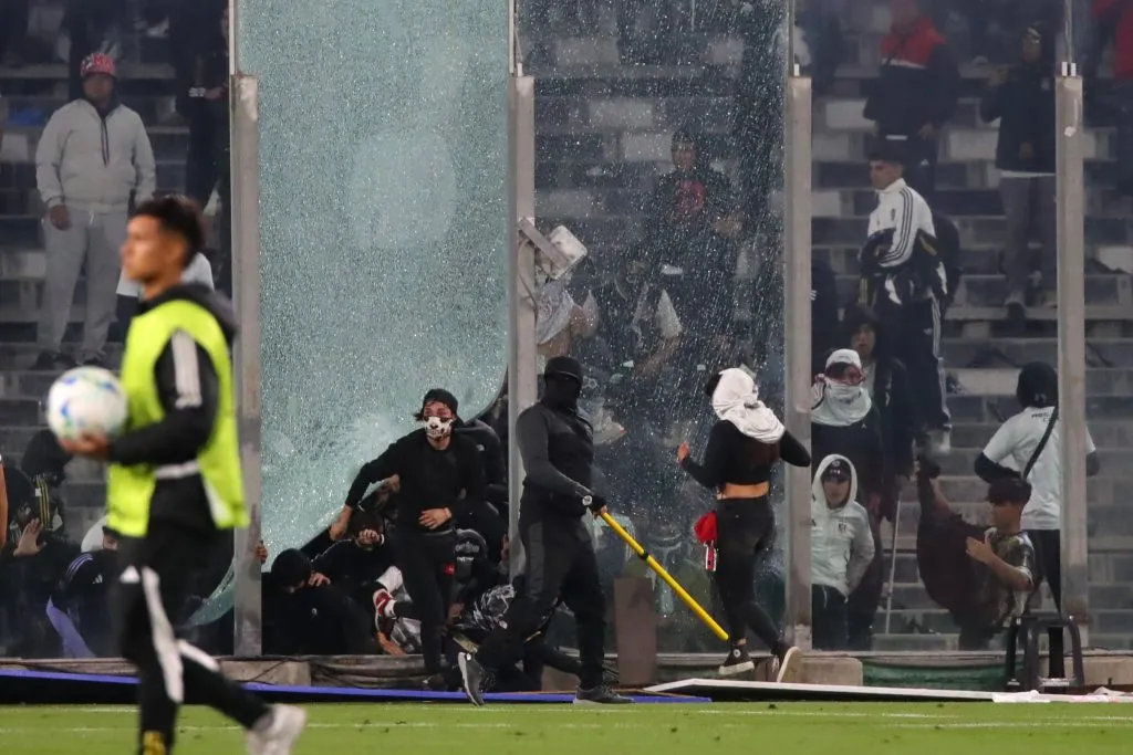 Los incidentes en el Estadio Monumental obligaron a suspender el Superclásico entre Colo Colo y Universidad de Chile. | Foto: Photosport.
