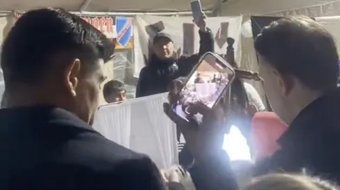 Aníbal Mosa y Esteban Pavez llegaron al velorio de hincha fallecido