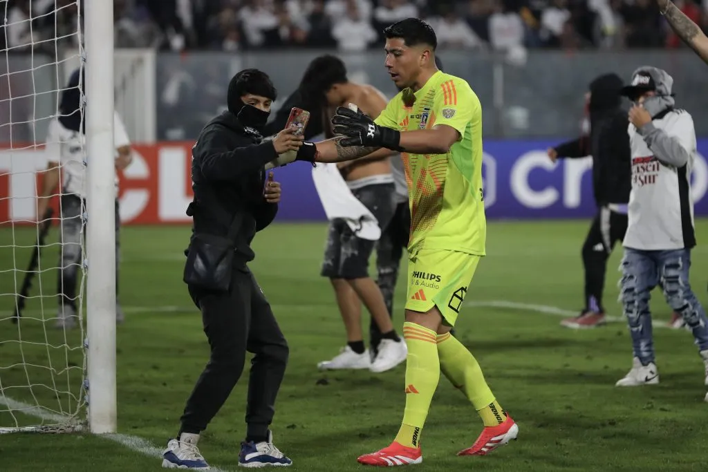 Cortés le pedía a los “hinchas” que salieran de la cancha. Imagen: Photosport