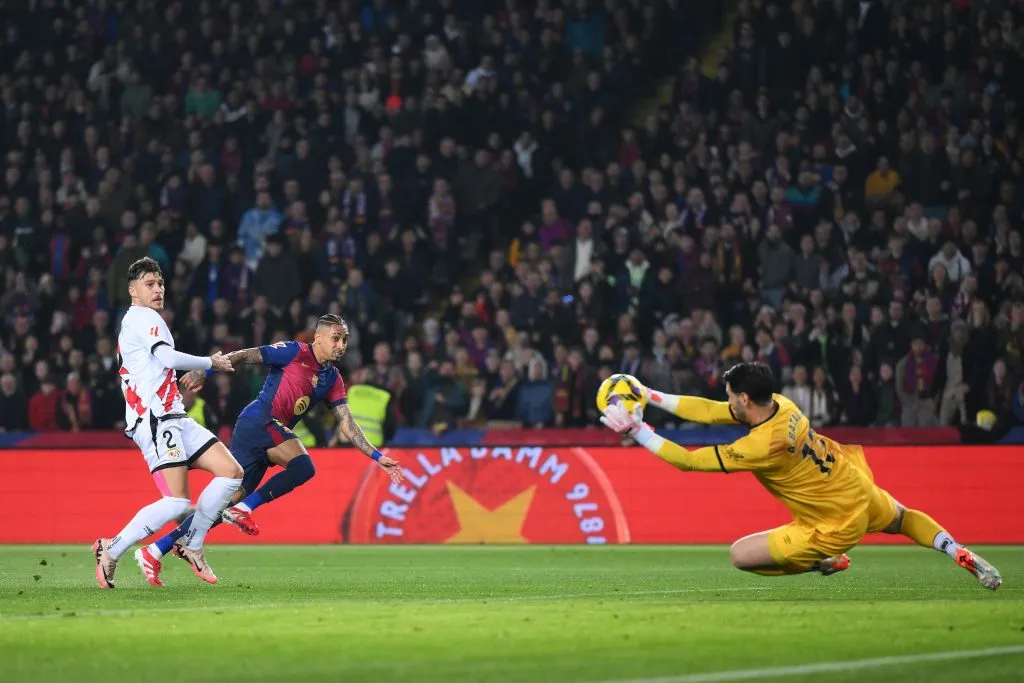 Augusto Batalla le tapa un remate al brasileño Raphinha del Barcelona. (David Ramos/Getty Images).