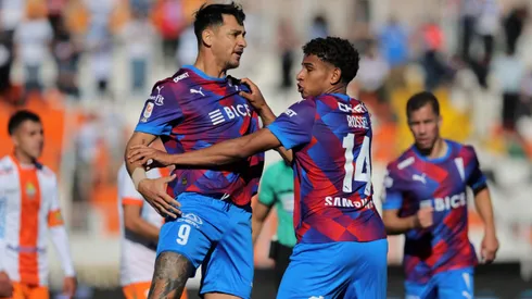 Fernando Zampedri celebra junto a Rossel el golazo de la UC a Cobresal.