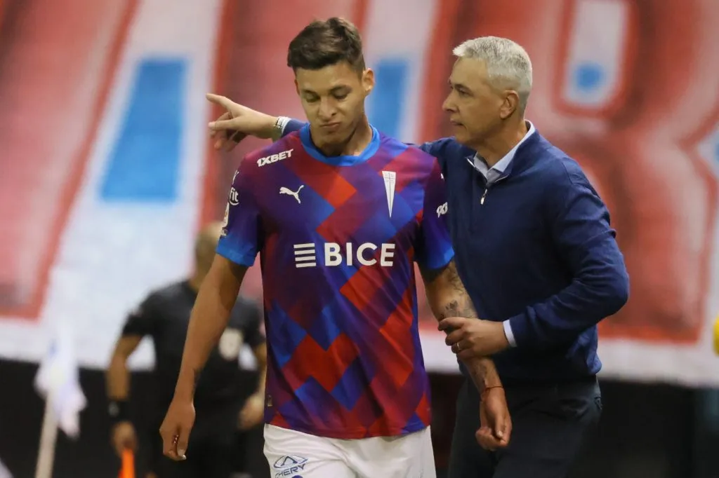 Tiago Nunes junto a Alfred Canales, quien no fue citado para el duelo ante Cobresal. (Dragomir Yankovic/Photosport).