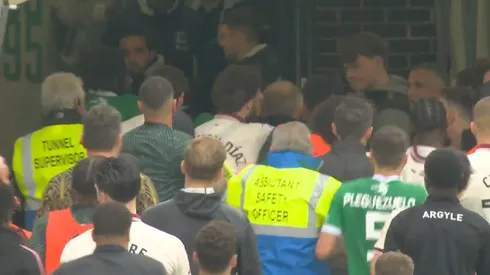 El DT del Sheffield United se peleó con jugadores del Plymouth y Ben Brereton debió ir a sacarlo.