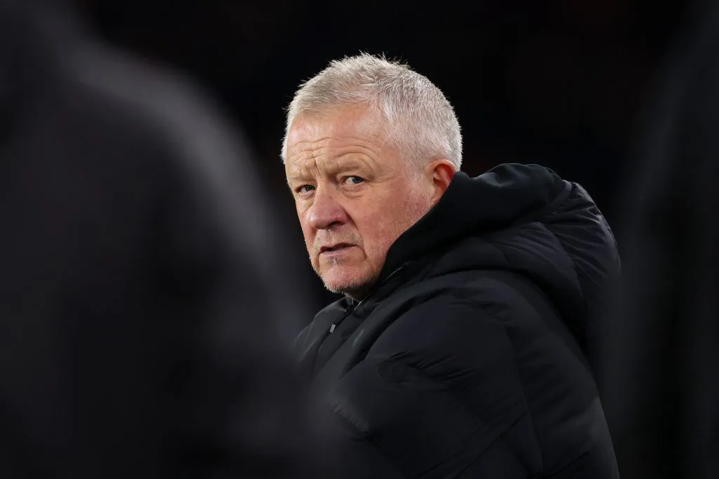 Chris Wilder no soportó una nueva derrota del Sheffield United y casi termina a los combos de no ser por la intervención de Ben Brereton. Foto: Getty Images.