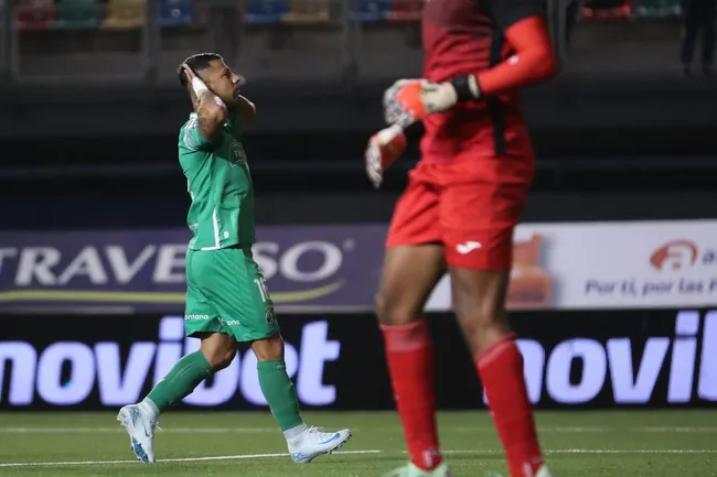 Leonardo Valencia celebró así en el estadio Bicentenario de La Florida. (Felipe Zanca/Photosport).
