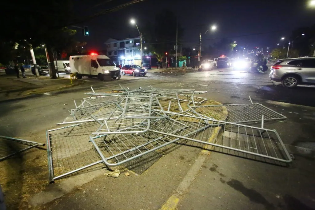 Las rejas ubicadas en el Estadio Monumental hicieron poco para evitar la avalancha de hinchas. | Foto: Photosport.
