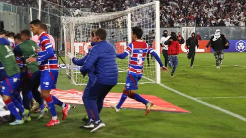 Delincuentes ingresando a la cancha del estadio Monumental.