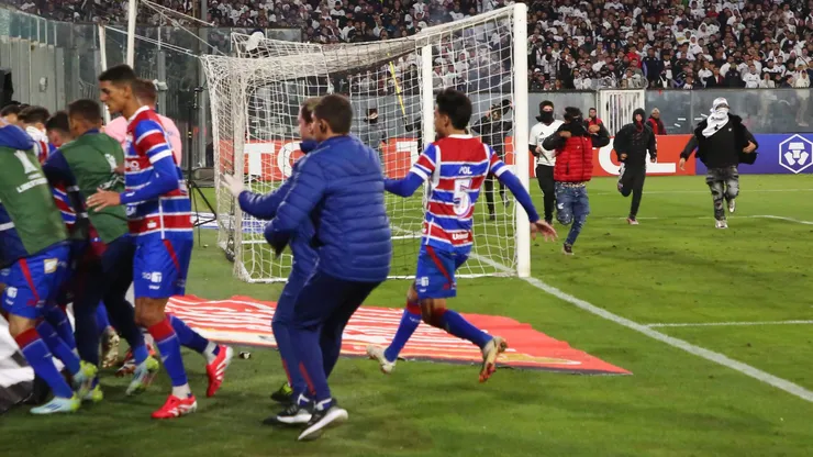 Delincuentes ingresando a la cancha del estadio Monumental.