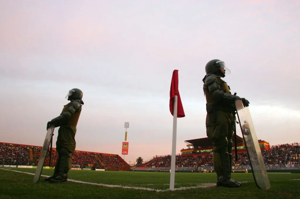 Los Carabineros dejaron los estadios del fútbol chileno en el 2013. | Foto: Photosport.