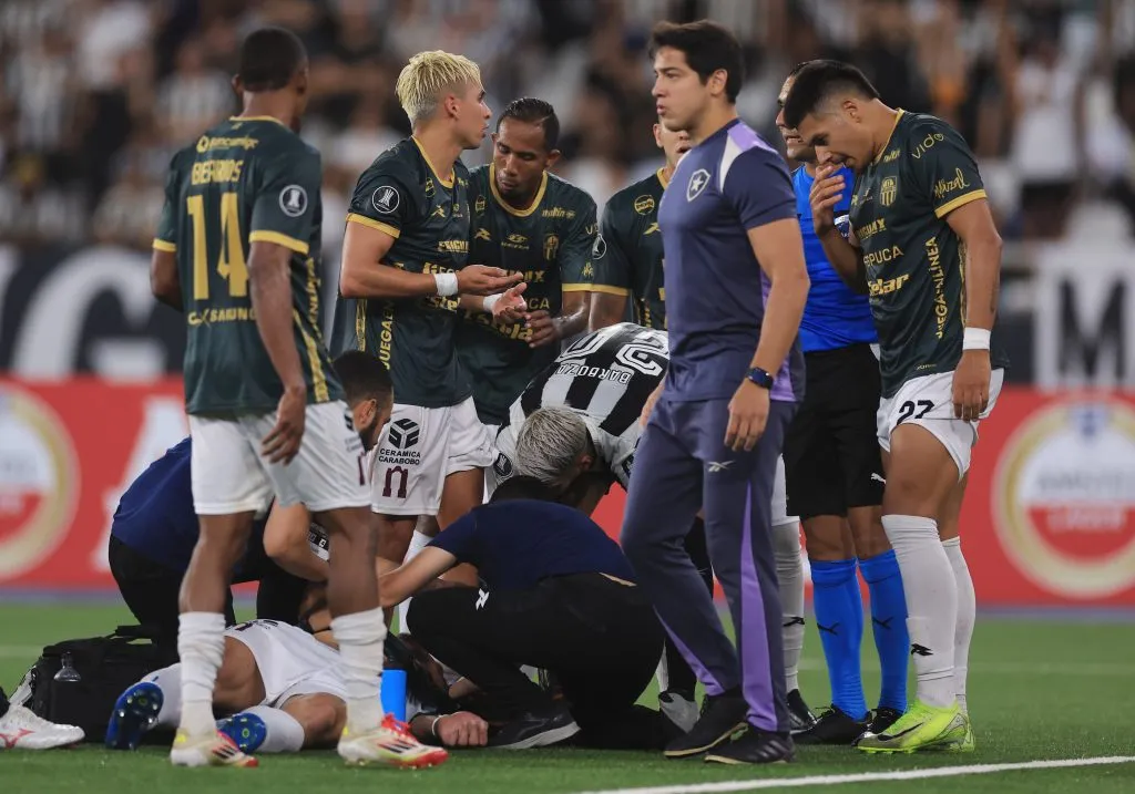 Ezequiel Neira sufrió fuerte golpe frente a Botafogo cuando choco contra Mastriano.