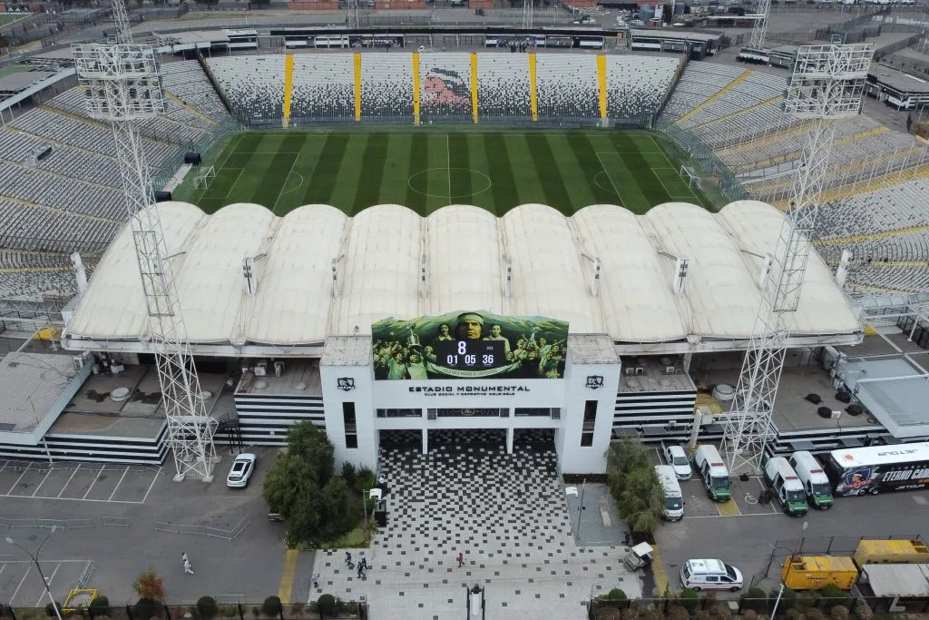 Colo Colo estaba a una semana de su centenario cuando una avalancha e incidentes afuera del Estadio Monumental terminaron con dos jóvenes muertos. Foto: Photosport.
