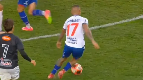 Eduardo Vargas es el hazmerreír en Uruguay por una insólita jugada en Nacional.