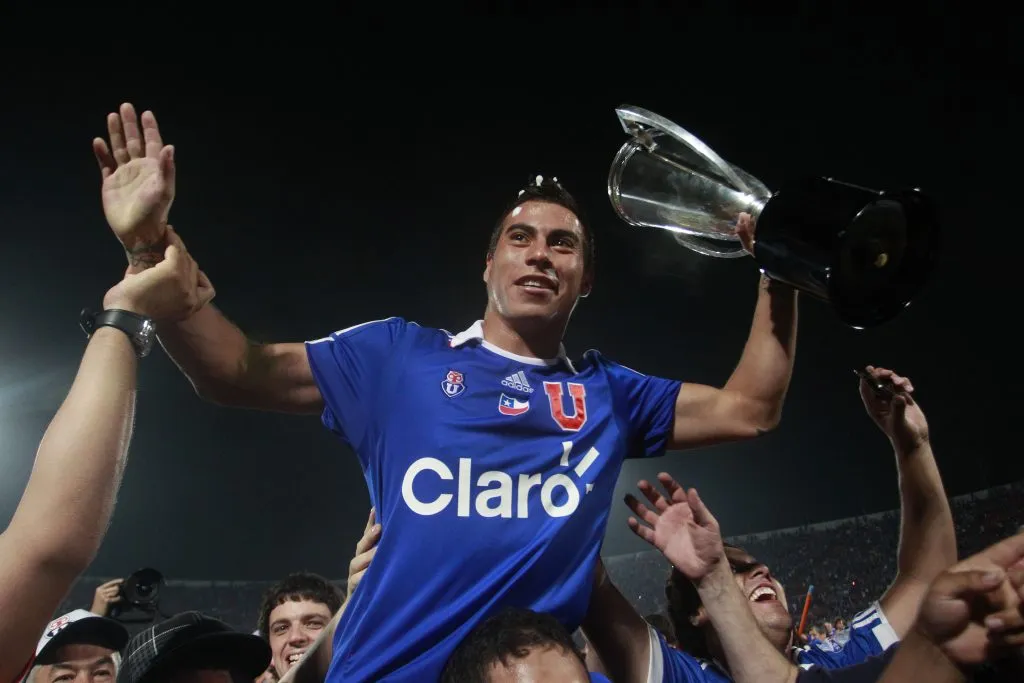 Eduardo Vargas festeja el título en el Torneo Clausura 2011. (MARCELO HERNANDEZ/PHOTOSPORT).