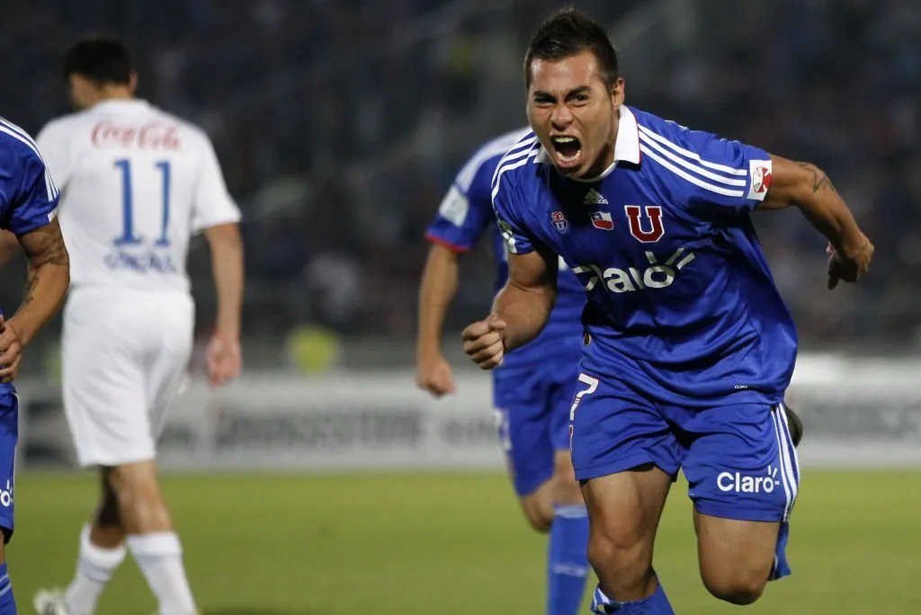 Eduardo Vargas en un gol que le anotó a Liga de Quito en la final de la Copa Sudamericana 2011. (ANDRES PINA/PHOTOSPORT).
