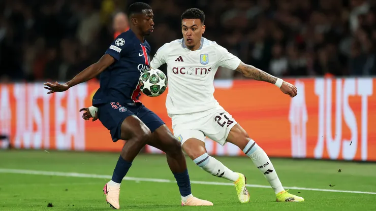 Morgan Rogers y William Pacho en el juego de ida de cuartos de final de PSG y Aston Villa.