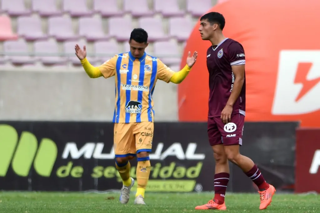 Así celebró Joaquín Moya su gol en la derrota de Everton. (Alejandro Pizarro Ubilla/Photosport).