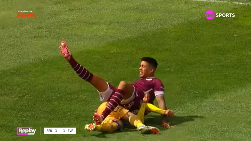 La caída de Andrés Zanini que dejó muy maltrecho a Joaquín Moya. (Captura TNT Sports).