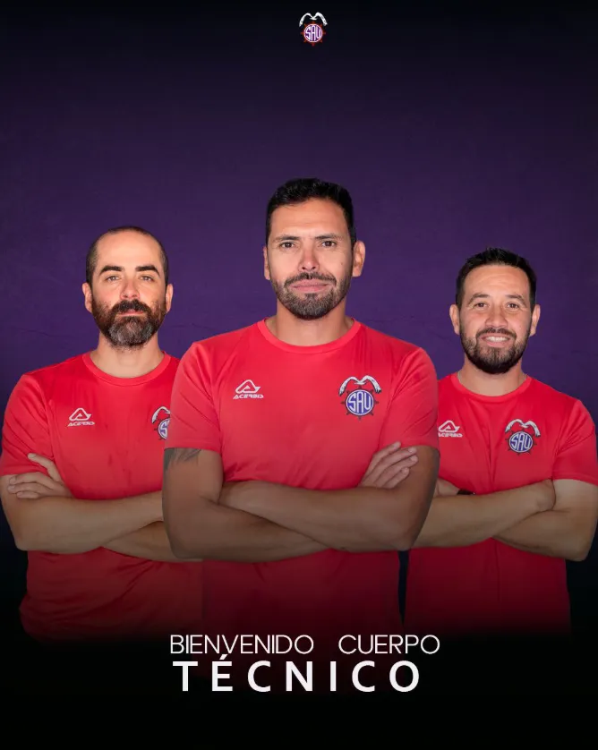 Fernando Gutiérrez en su cuerpo técnico: a su izquierda, su ayudante Federico Silva. Y al costado derecho, el preparador físico Sebastián Ramos. (Captura San Antonio Unido).