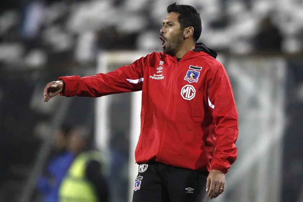 Fernando Gutiérrez en el staff de Colo Colo durante la campaña 2019. (Felipe Zanca/Photosport).