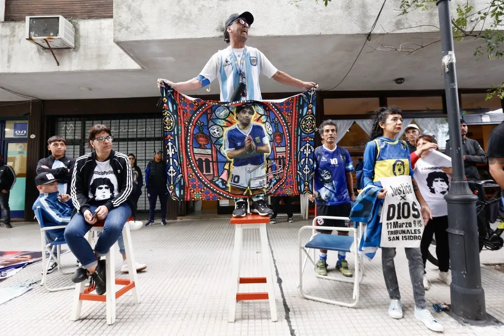 Los fanáticos del Diez a las afueras de los tribunales | Getty Images