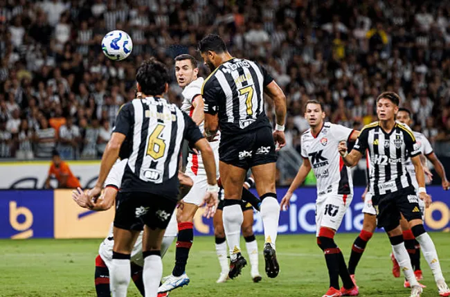 Iván Román mira un cabezazo de Hulk ante Vitória. (Getty Images).
