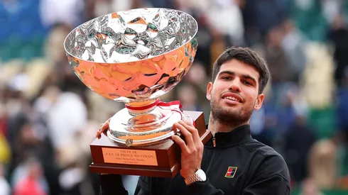 Carlos Alcaraz con el trofeo del Masters de Montecarlo 2025.