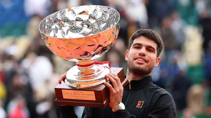 Carlos Alcaraz con el trofeo del Masters de Montecarlo 2025.