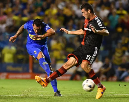Formiliano marca a Tevez cuando jugaba para Newell’s Old Boys ante Boca. (Getty Images).