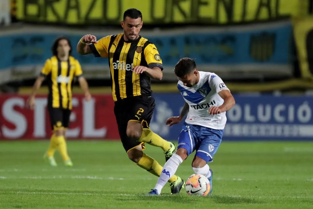Fabricio Formiliano en Peñarol durante la Copa Libertadores 2020. (Raul Martinez-Pool/Getty Images).