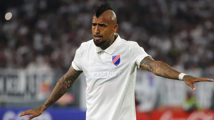 Arturo Vidal con la camiseta del centenario de Colo Colo.