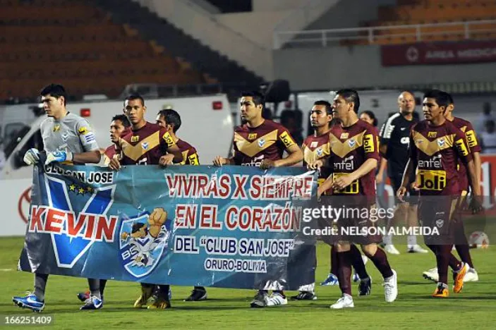 El homenaje del San José de Oruro a su hincha fallecido en el estadio. (Getty Images).