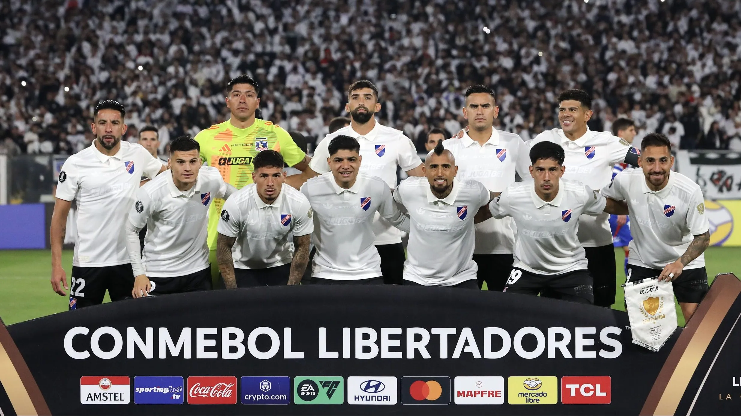 La camiseta de Colo Colo centenario no está disponible en las tiendas adidas. Foto: Felipe Zanca/Photosport
