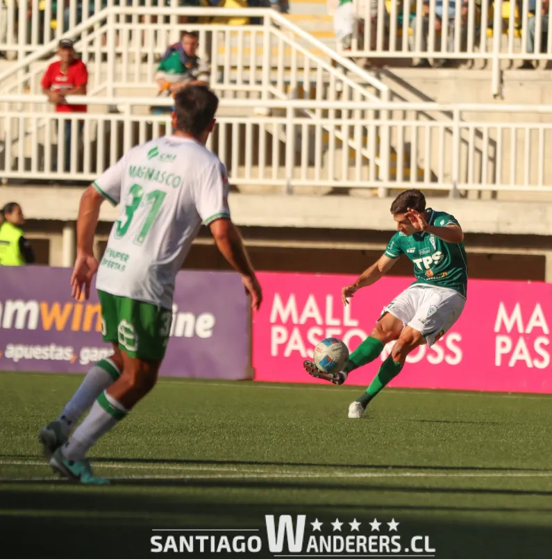 La fotografía de la pegada de Leandro Navarro ante Temuco. (Foto: Santiago Wanderers).