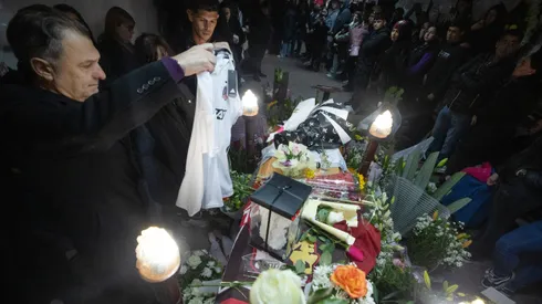 Aníbal Mosa y Esteban Pavez en el velorio de uno de los hinchas albos fallecido.