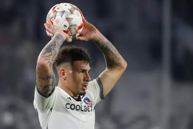 Alan Saldivia se metió en una innecesaria polémica en Colo Colo tras sus cánticos contra Universidad de Chile. | Foto: Photosport.