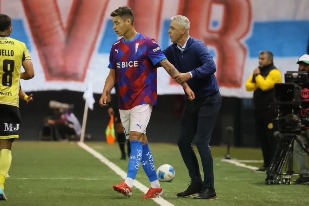 “Alfred Canales se molestó cuando lo sacó contra San Luis de Quillota y por eso Tiago Nunes lo cortó”, dice Coke Hevia | Photosport