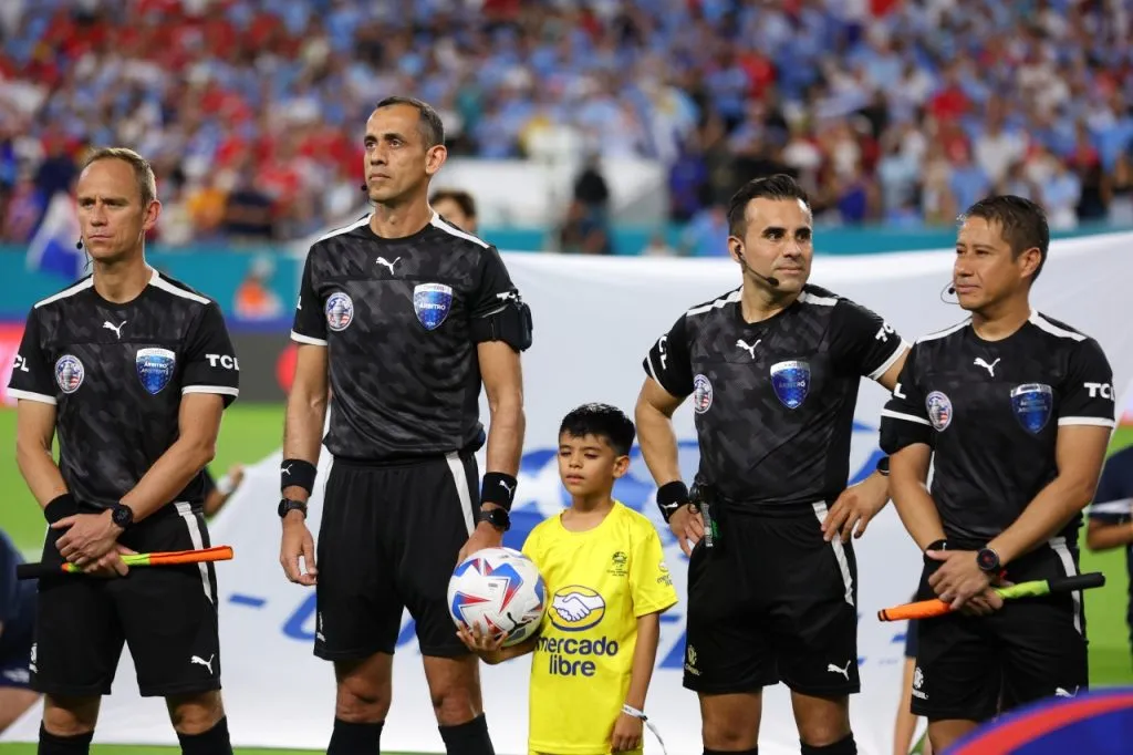 Juan Gabriel Benítez, el árbitro paraguayo que dirigirá a Colo Colo con Racing (Getty Images)