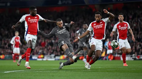 Kylian Mbappé, Thomas Partey y Jurrien Timber en la ida entre Arsenal y Real Madrid en la Champions League.