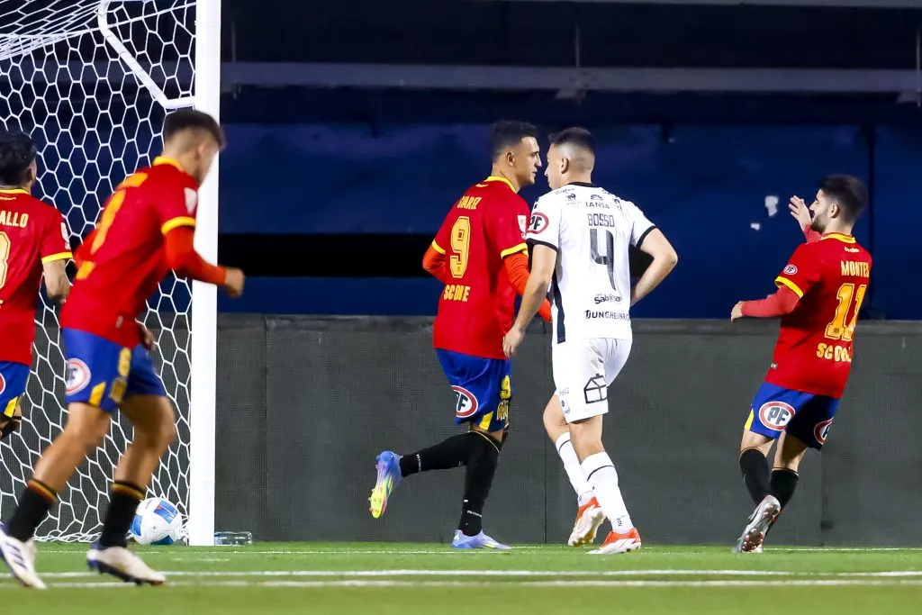 Matías Suárez celebró así ante los Diablos Rojos. (Pepe Alvujar/Photosport).
