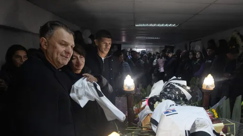 Aníbal Mosa en el funeral de uno de los hinchas fallecidos.