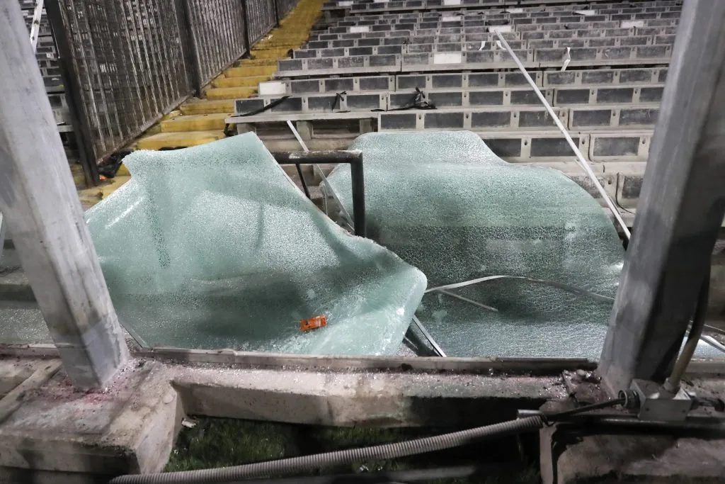 Así quedaron algunos acrílicos en el Monumental. (Felipe Zanca/Photosport).