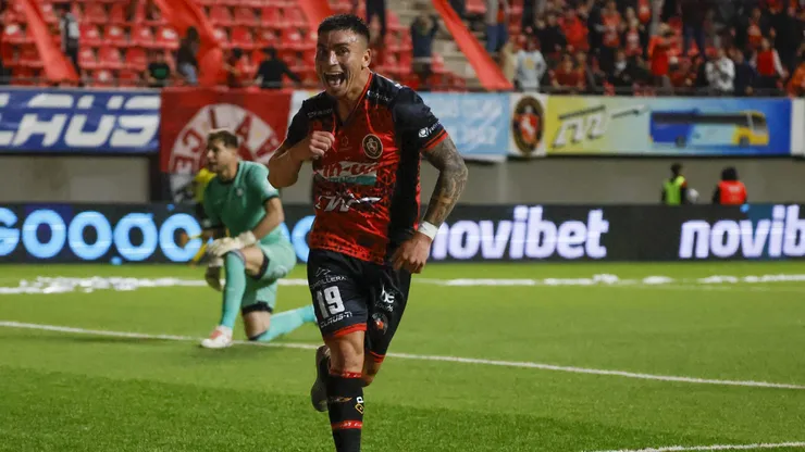 El goleador saltó del fútbol amateur a Primera con el equipo.