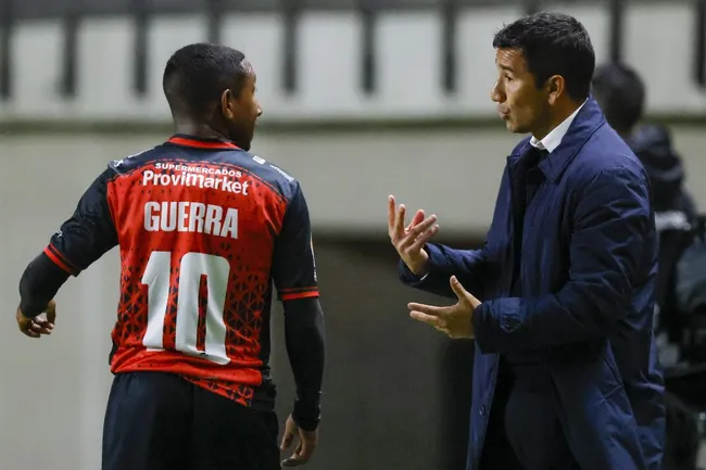 Víctor Rivero le da indicaciones a Luis Guerra ante Deportes Iquique. (Andres Pina/Photosport).