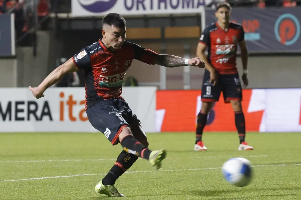 Daniel Castro anotó con este remate su cuarto gol en la Liga de Primera 2025. (Sebastian Cisternas/Photosport).